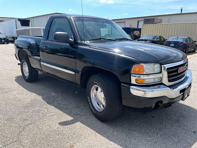 Image of GMC Sierra 1500 equipment image 2
