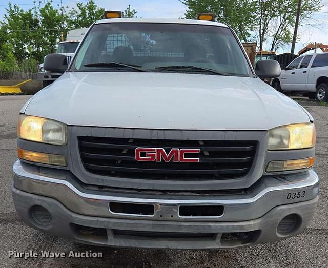 Image of GMC Sierra 1500 equipment image 1