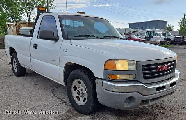 Image of GMC Sierra 1500 equipment image 2