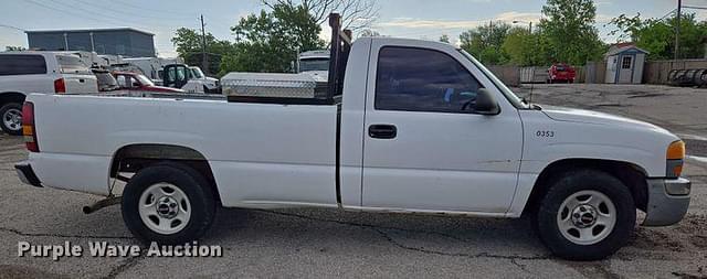 Image of GMC Sierra 1500 equipment image 3