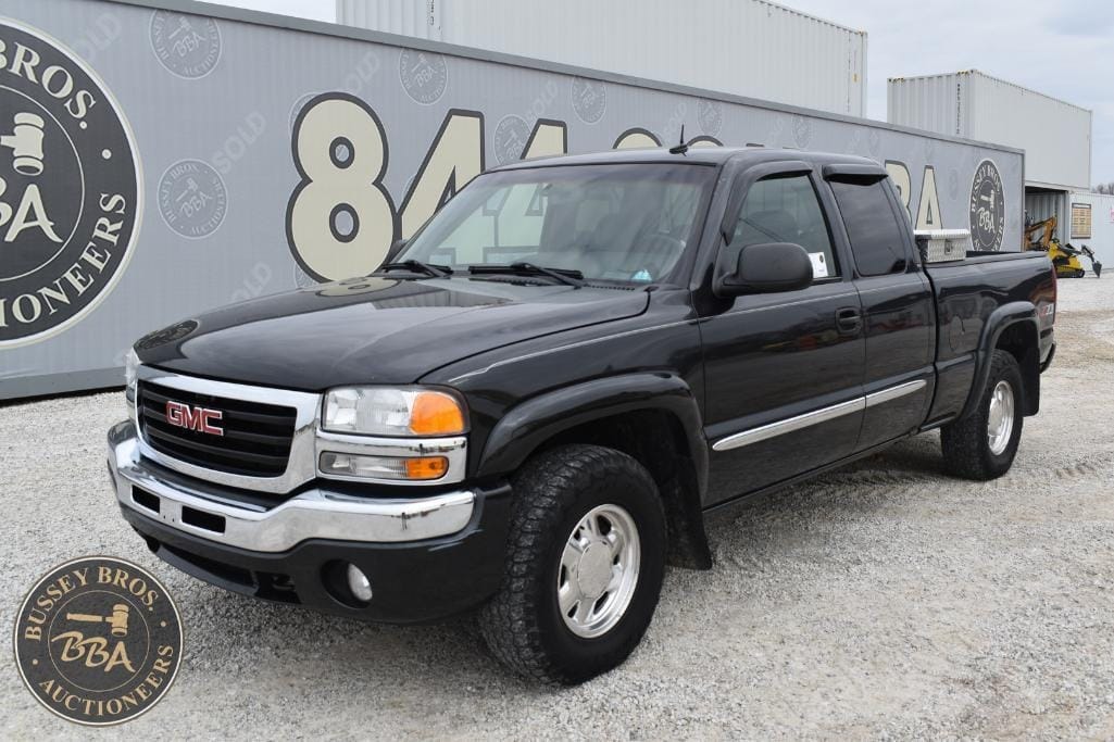 2003 GMC Sierra 1500 Equipment Image0