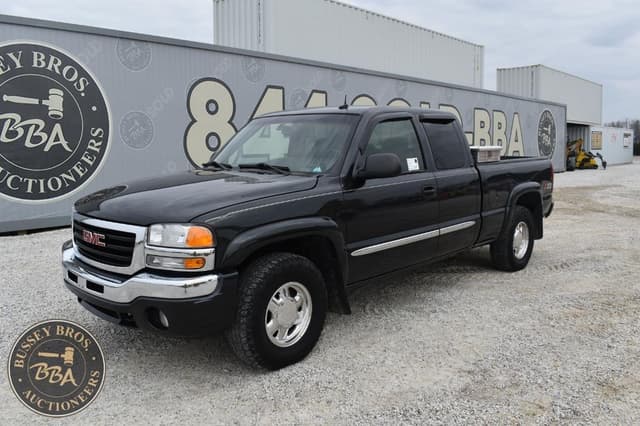 Image of GMC Sierra 1500 equipment image 2