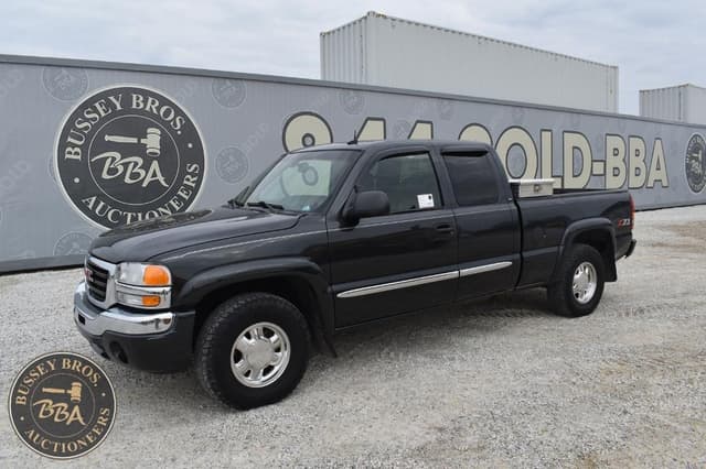 Image of GMC Sierra 1500 equipment image 3