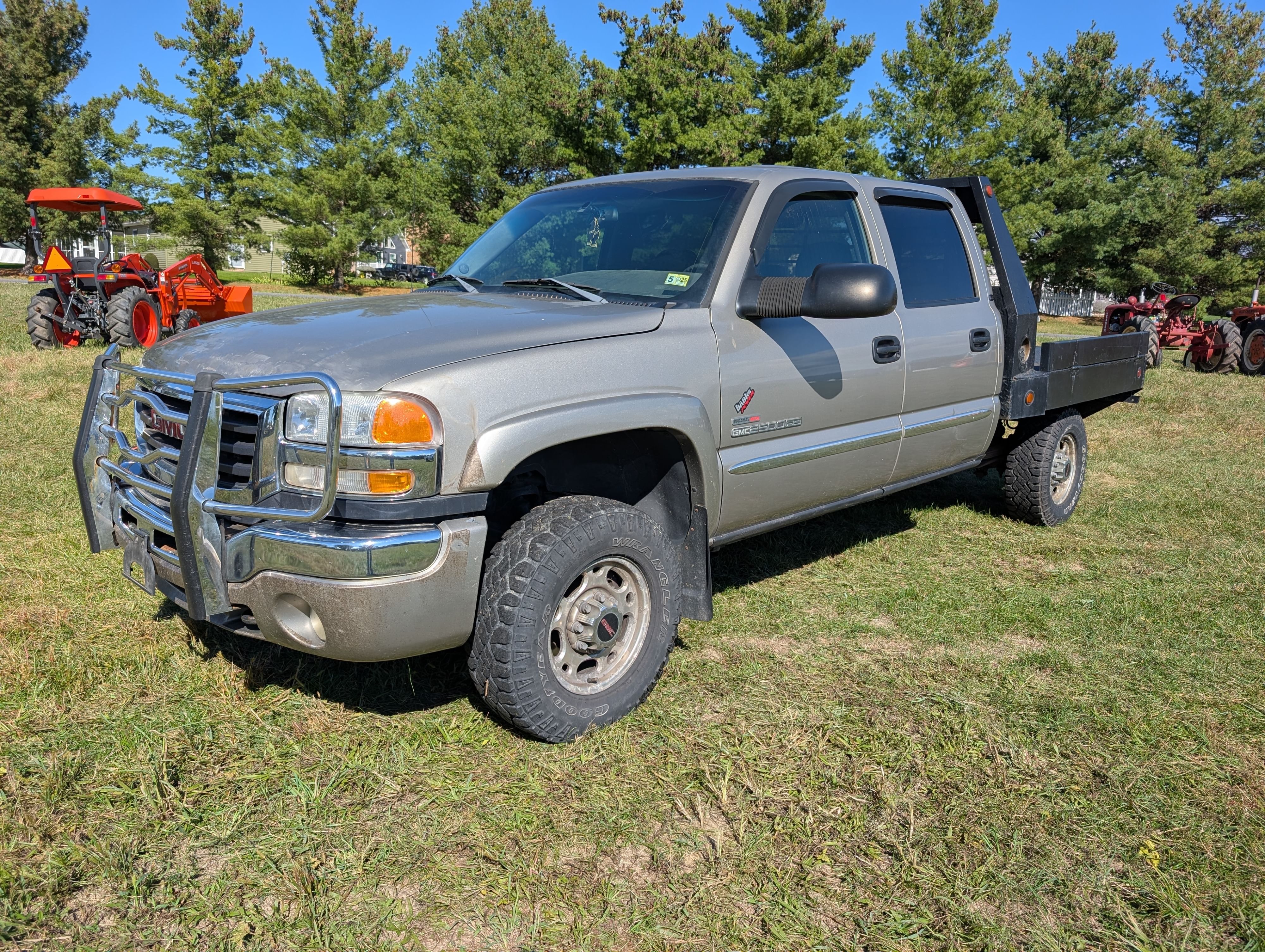2003 GMC 2500HD Equipment Image0