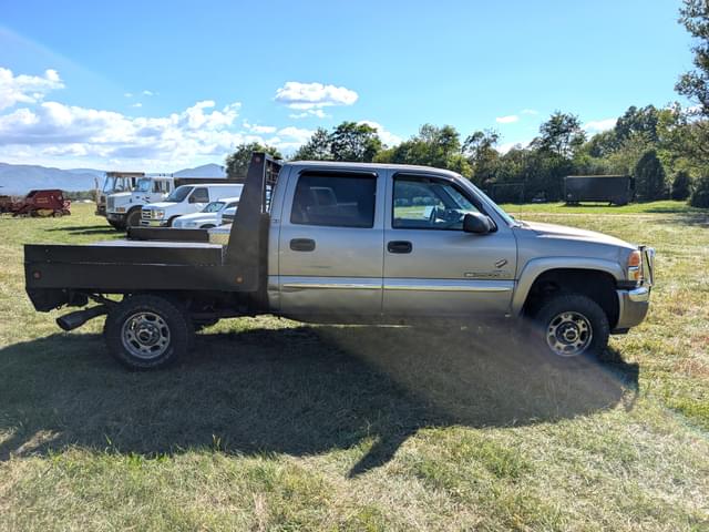 Image of GMC 2500HD equipment image 3