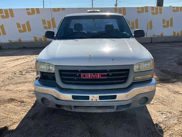 Image of GMC Sierra equipment image 1