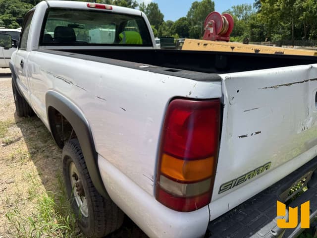 Image of GMC 2500HD equipment image 3