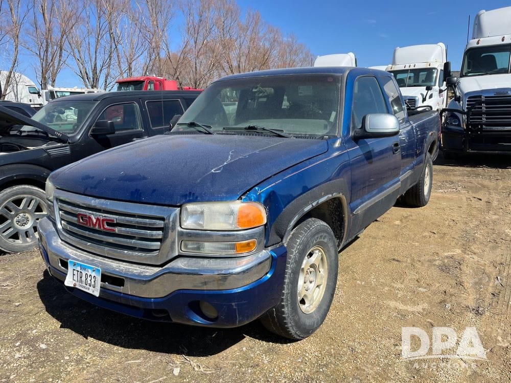 2003 GMC 1500 Equipment Image0
