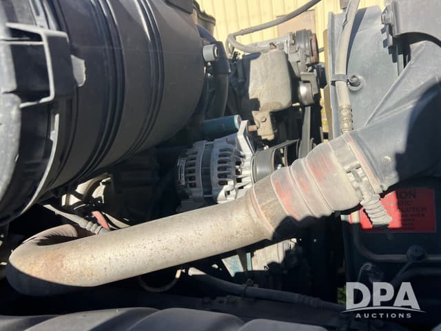 Image of International 4400 equipment image 4