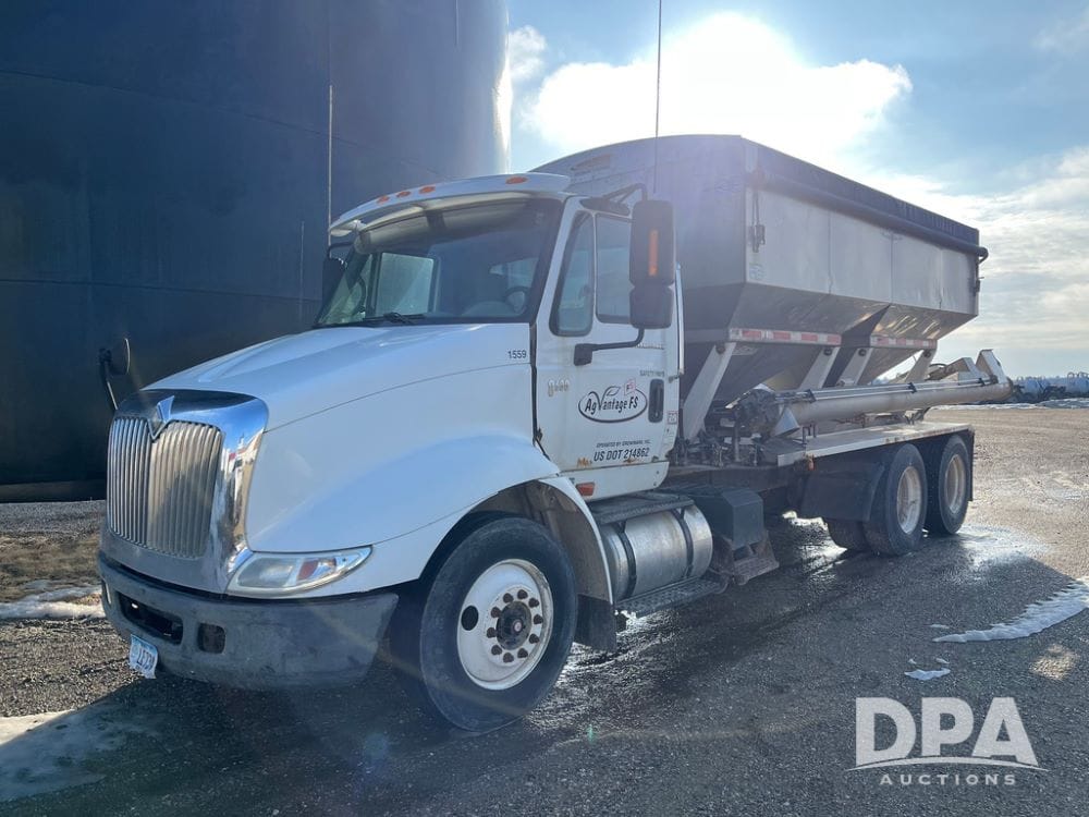 2003 International 8600 Equipment Image0