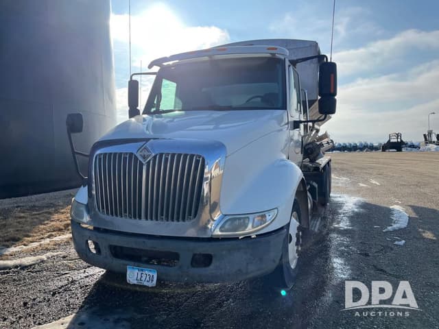 Image of International 8600 equipment image 1