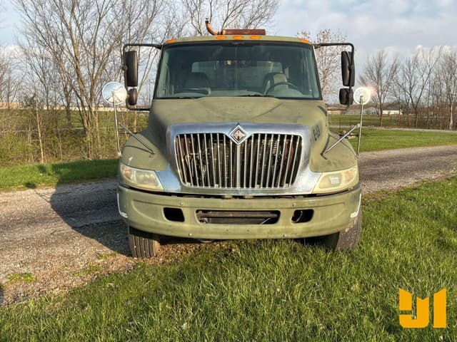 Image of International 4200 equipment image 1