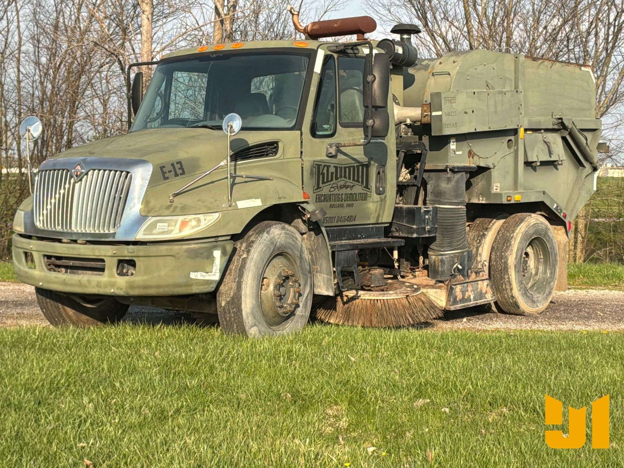 2003 International 4200 Equipment Image0