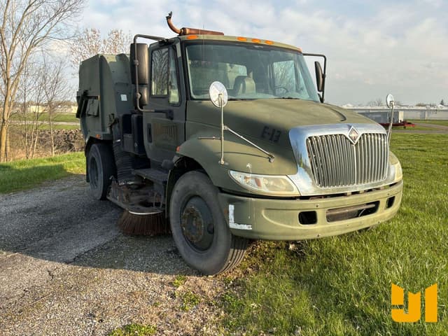 Image of International 4200 equipment image 2