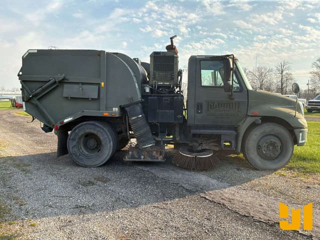 Image of International 4200 equipment image 3