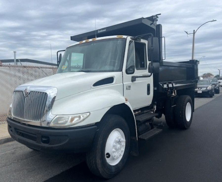 2003 International 4300 Equipment Image0