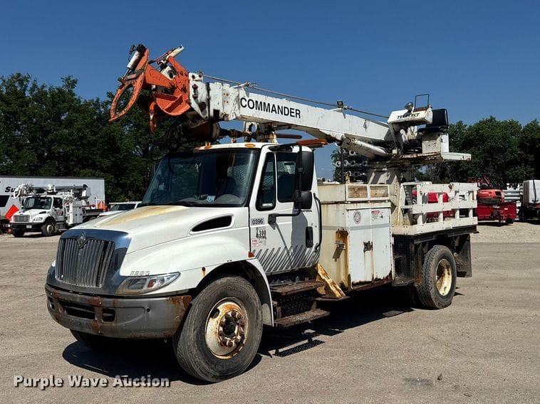 2003 International 4300 Equipment Image0