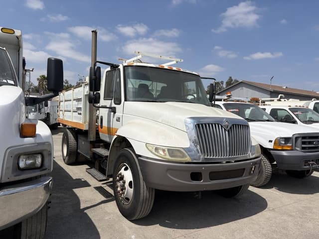 Image of International 4300 SBA equipment image 1