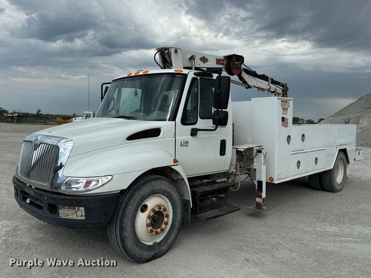 2003 International 4300 Equipment Image0