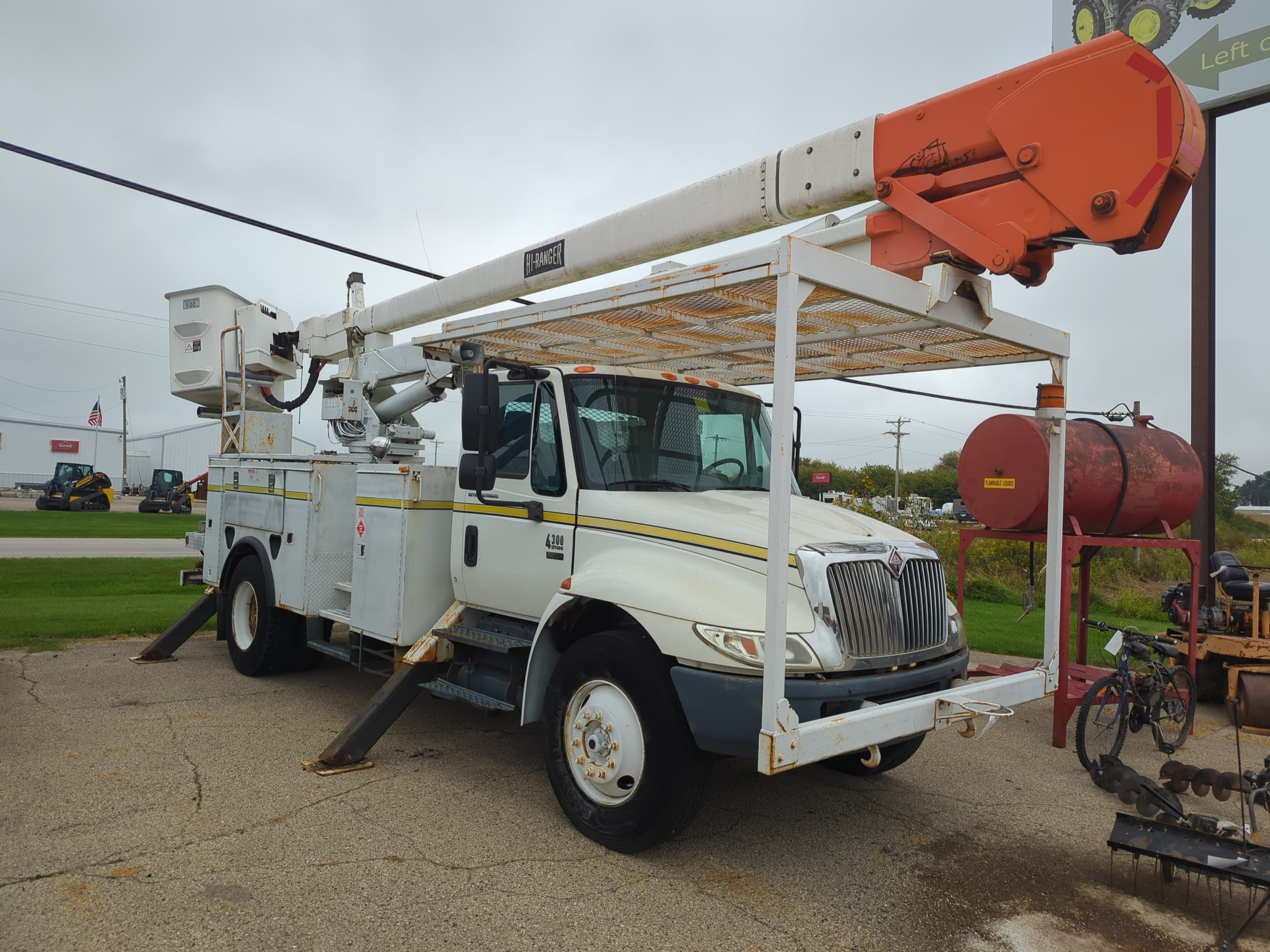 2003 International 4300 Equipment Image0