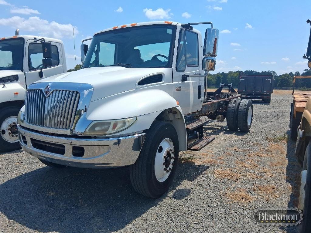 2003 International 4400 Equipment Image0