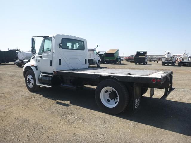 Image of International 4400 equipment image 3