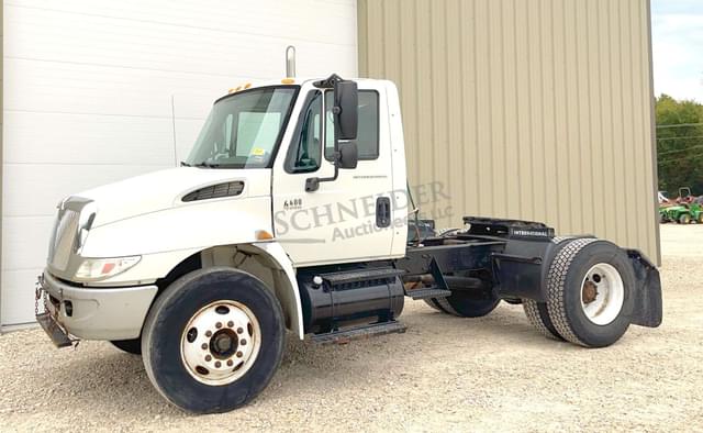Image of International 4400 equipment image 1