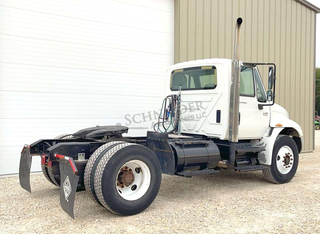 Image of International 4400 equipment image 4