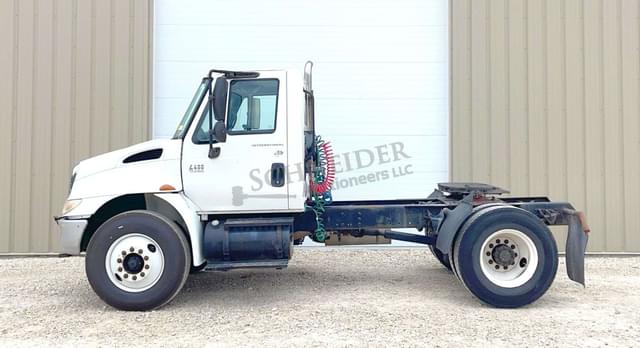 Image of International 4400 equipment image 3