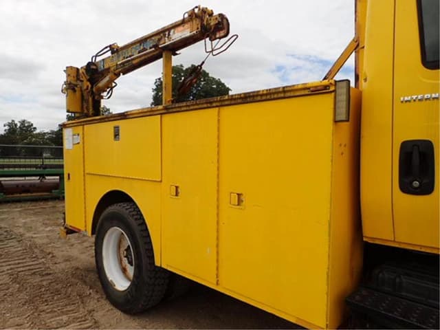 Image of International 7300 equipment image 4