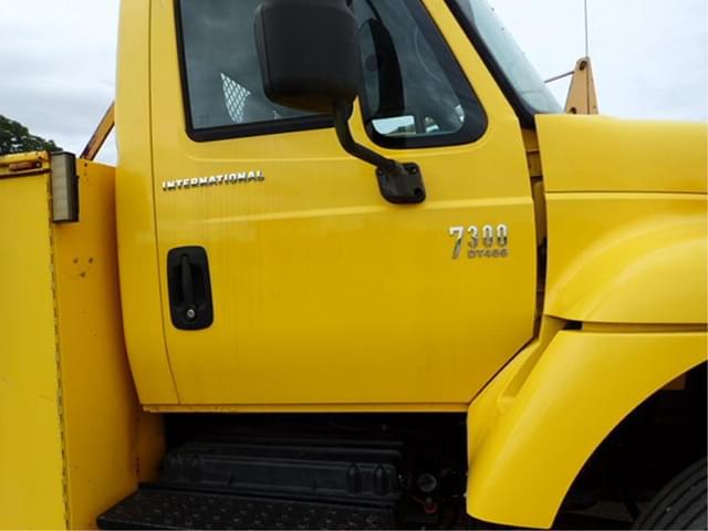 Image of International 7300 equipment image 3
