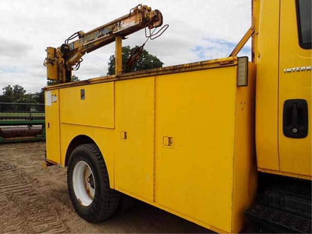 Image of International 7300 equipment image 4