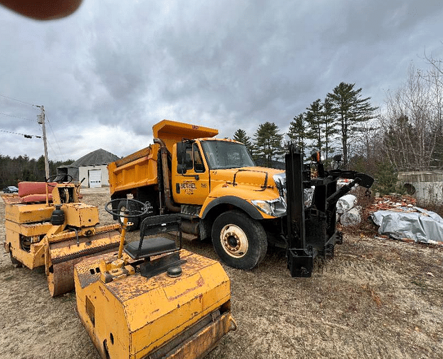 Image of International 7400 equipment image 4