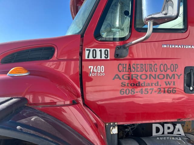 Image of International 7400 equipment image 3