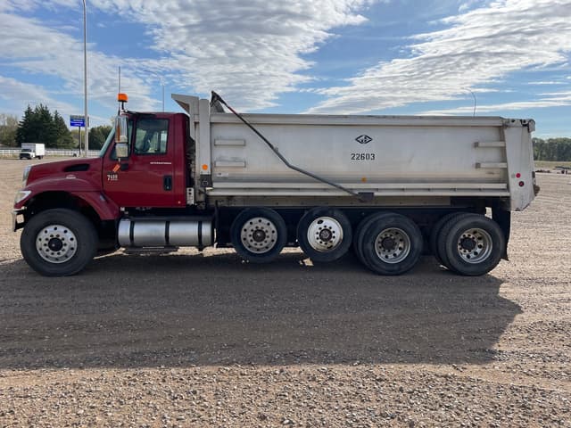 Image of International 7400 equipment image 1