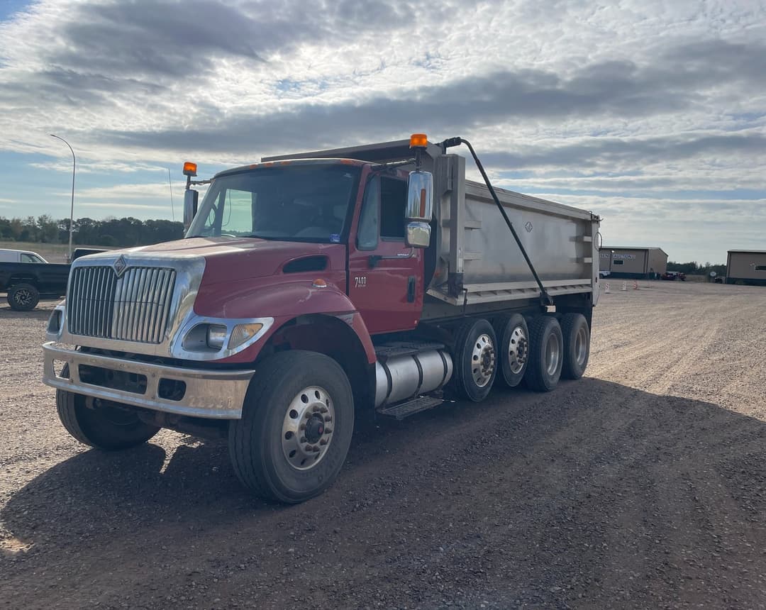 Image of International 7400 Primary image