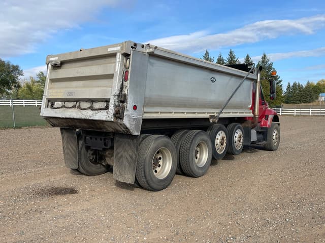 Image of International 7400 equipment image 4