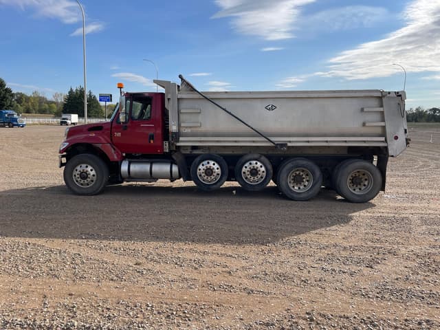 Image of International 7400 equipment image 1