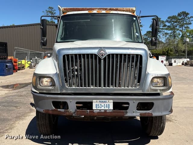 Image of International 7400 equipment image 1
