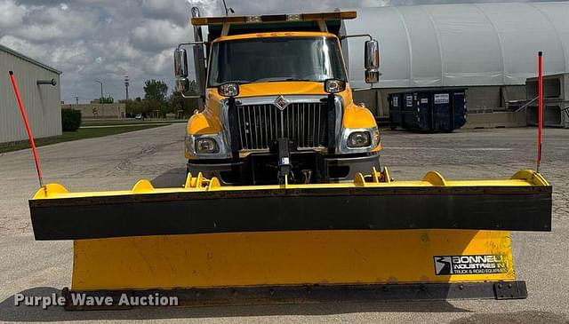 Image of International 7400 equipment image 1