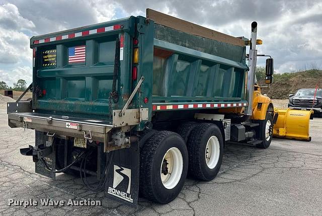 Image of International 7400 equipment image 4