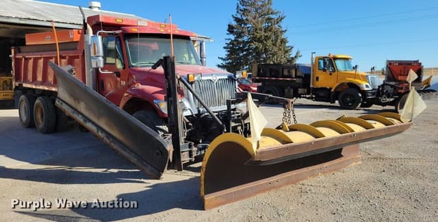 Image of International 7400 equipment image 2