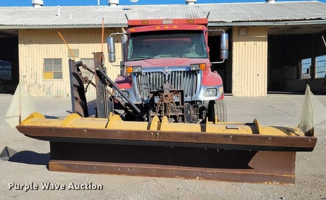 Image of International 7400 equipment image 1