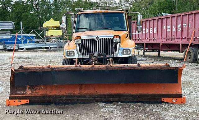 Image of International 7400 equipment image 1