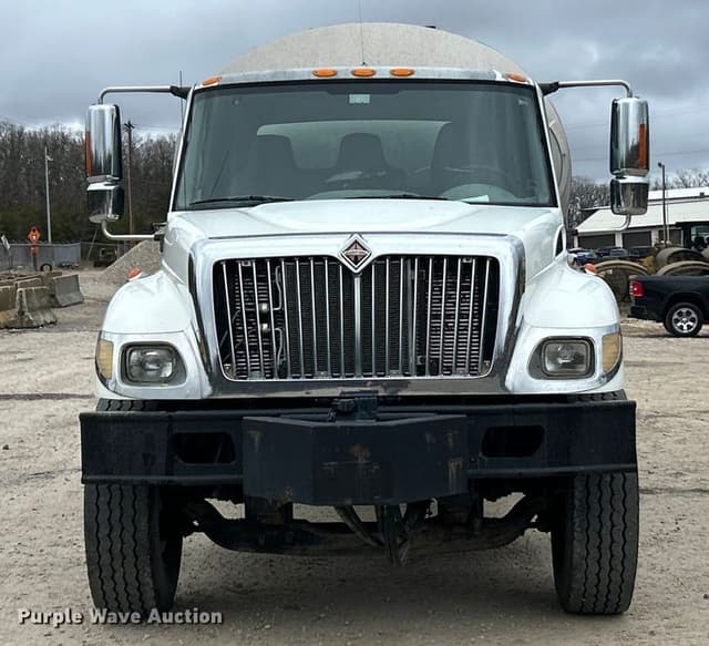 Image of International 7400 equipment image 1