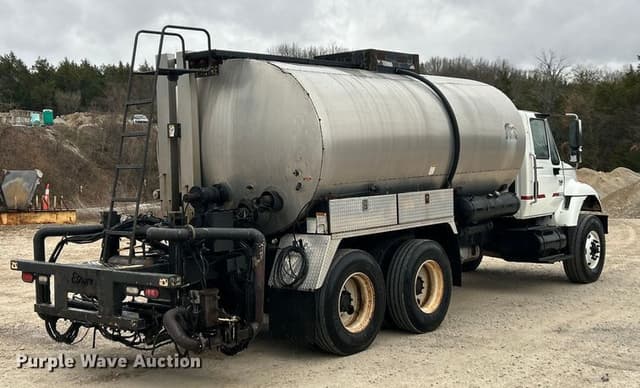 Image of International 7400 equipment image 4