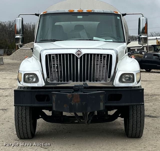 Image of International 7400 equipment image 1