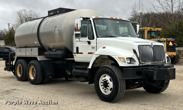 Image of International 7400 equipment image 2