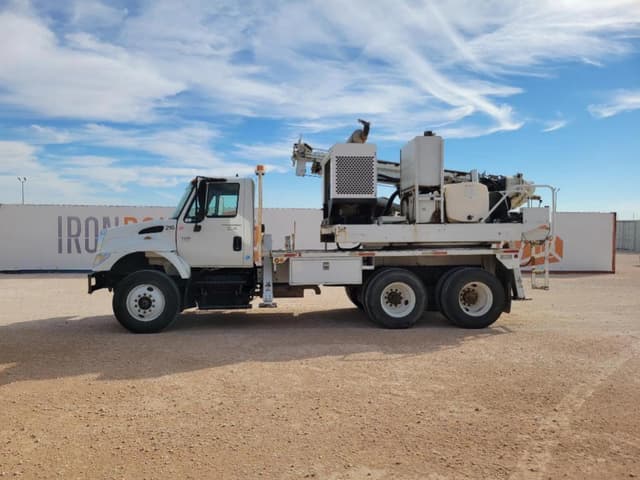 Image of International 7400 equipment image 1