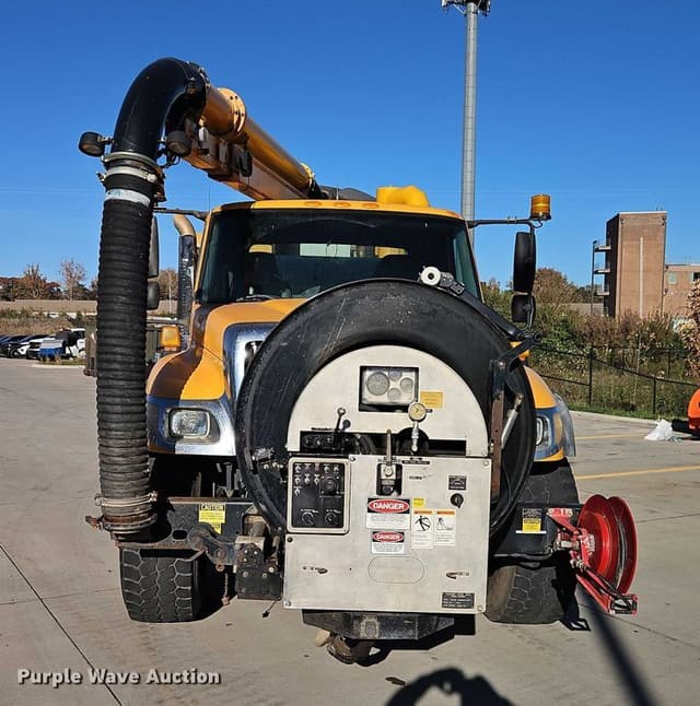 Image of International 7400 equipment image 1